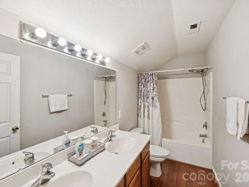 2731 Meadow Knoll Drive, Charlotte, NC 28269.  MLS# CAR4342315, YatesRealty ID 2458. 