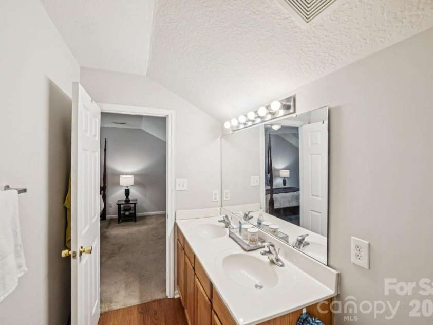 2731 Meadow Knoll Drive, Charlotte, NC 28269.  MLS# CAR4342315, YatesRealty ID 2458. 