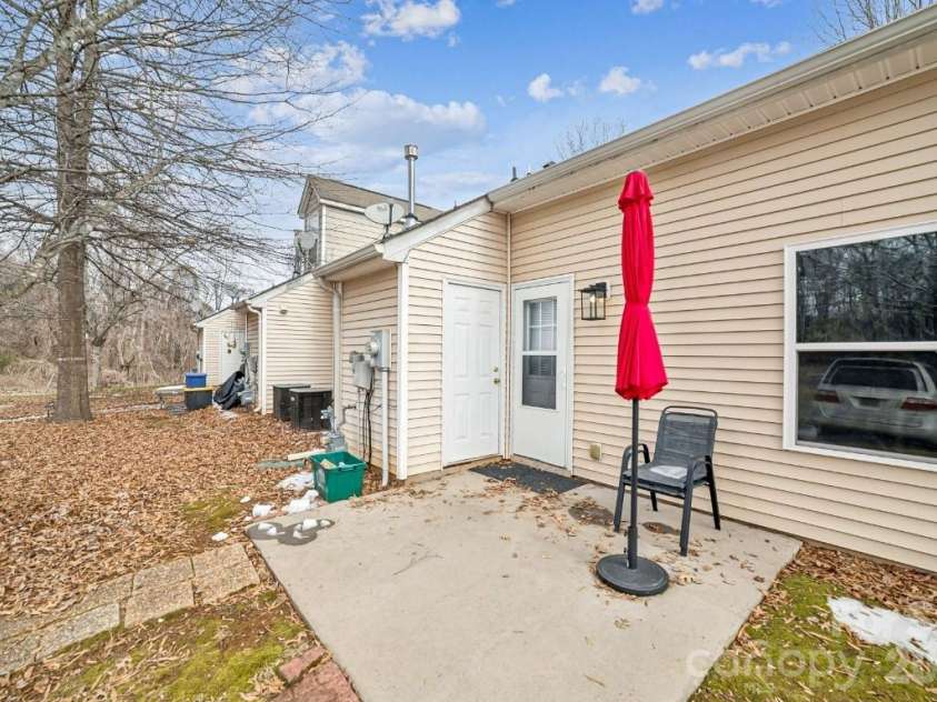 2731 Meadow Knoll Drive, Charlotte, NC 28269.  MLS# CAR4342315, YatesRealty ID 2458. 