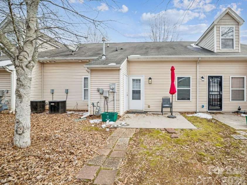 2731 Meadow Knoll Drive, Charlotte, NC 28269.  MLS# CAR4342315, YatesRealty ID 2458. 