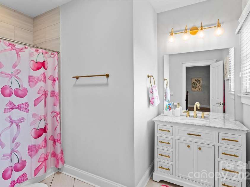 615 Oak Drive, Huntersville, NC 28078.  MLS# CAR4270830, YatesRealty ID 24585. Upstairs Full Bath