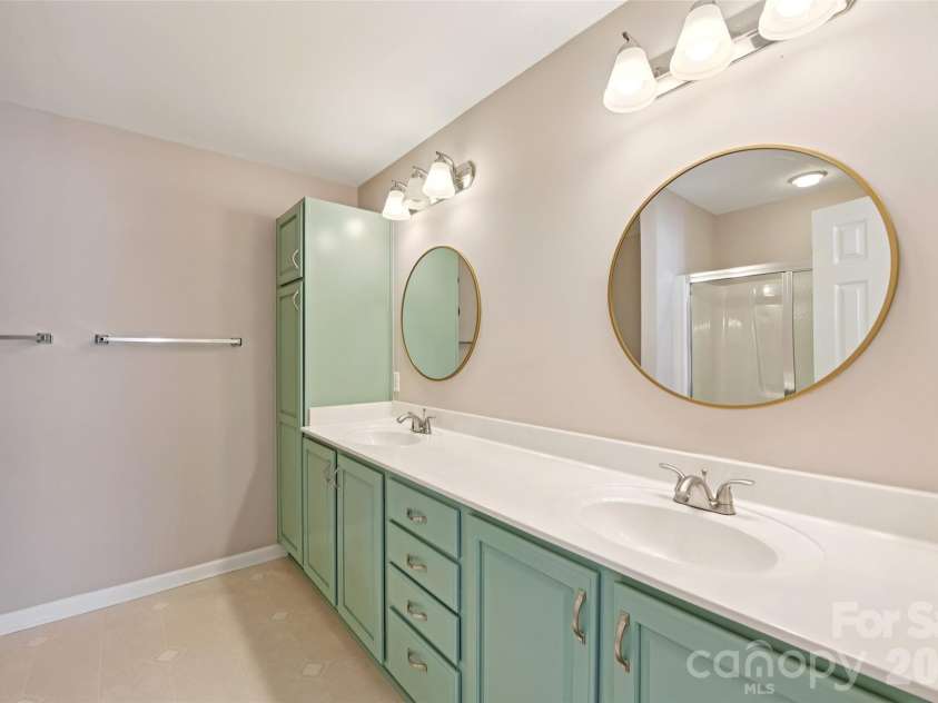 8603 Bookwalter Court, Charlotte, NC 28277.  MLS# CAR4340517, YatesRealty ID 24586. 2nd Floor Ensuite