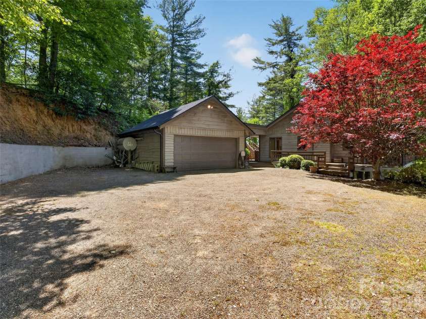 255 Westover Lane, Burnsville, NC 28714.  MLS# CAR4379846, YatesRealty ID 24587. 
