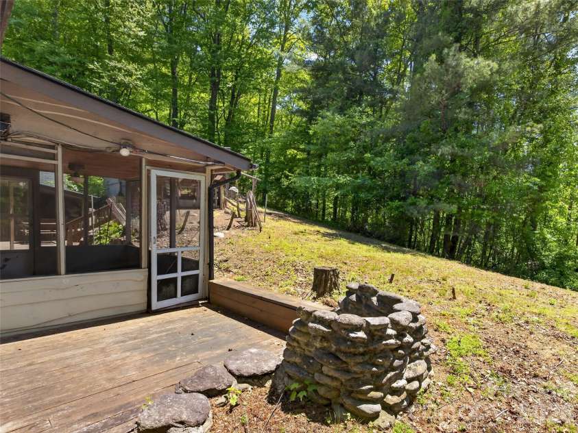 255 Westover Lane, Burnsville, NC 28714.  MLS# CAR4379846, YatesRealty ID 24587. 