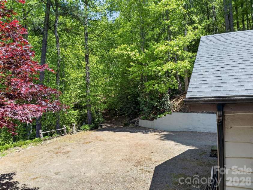 255 Westover Lane, Burnsville, NC 28714.  MLS# CAR4379846, YatesRealty ID 24587. 