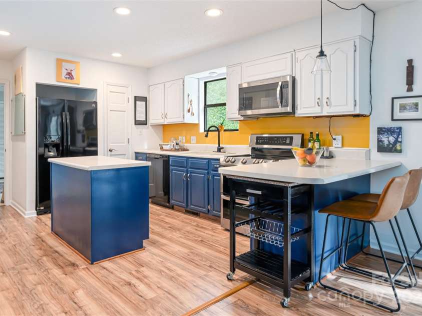 21 Mann Road, Asheville, NC 28805.  MLS# CAR4241057, YatesRealty ID 24588. Open Kitchen