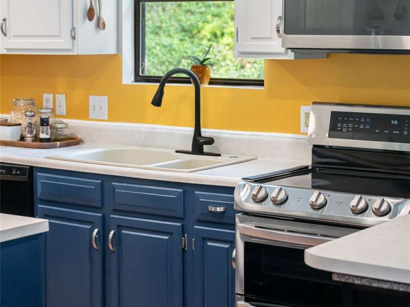 21 Mann Road, Asheville, NC 28805.  MLS# CAR4241057, YatesRealty ID 24588. Open Kitchen