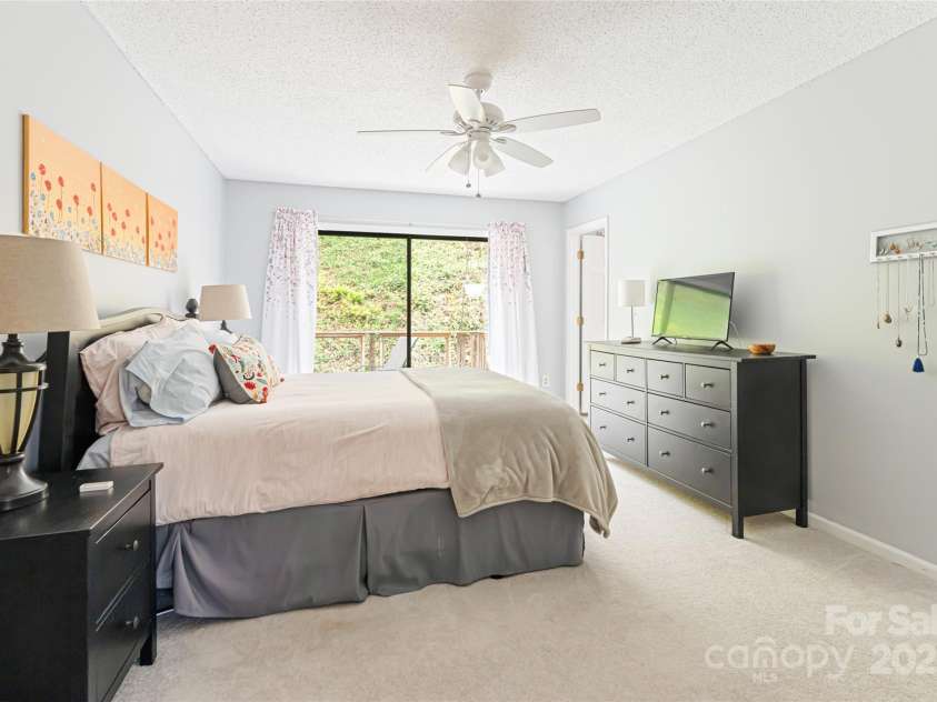 21 Mann Road, Asheville, NC 28805.  MLS# CAR4241057, YatesRealty ID 24588. Primary Bedroom
