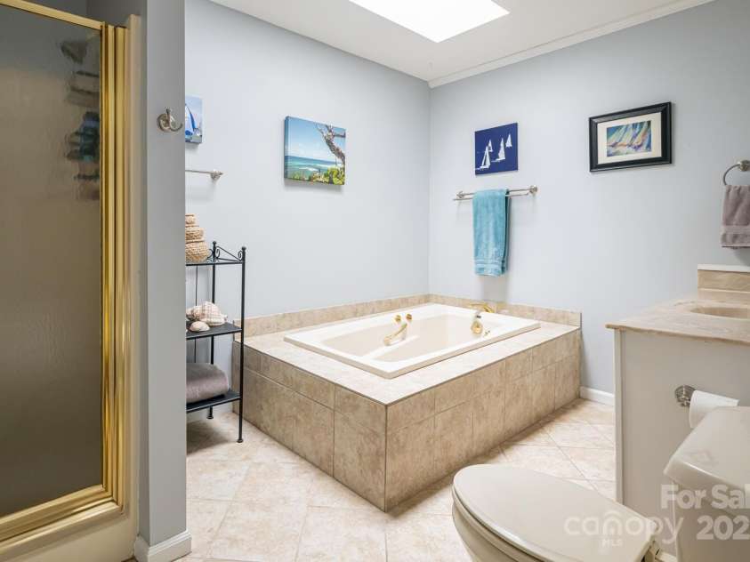 21 Mann Road, Asheville, NC 28805.  MLS# CAR4241057, YatesRealty ID 24588. Primary Suite Bathroom