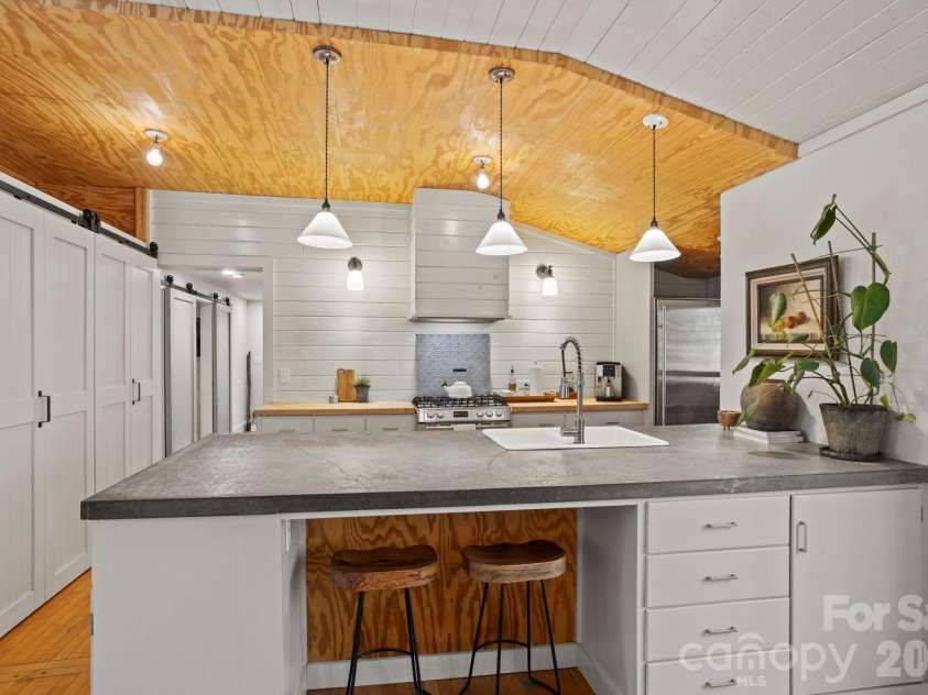 2525 Kanuga Road, Hendersonville, NC 28739.  MLS# CAR4347541, YatesRealty ID 2459. 