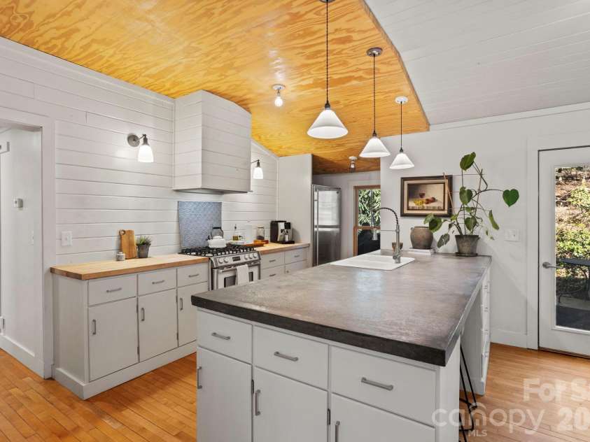 2525 Kanuga Road, Hendersonville, NC 28739.  MLS# CAR4347541, YatesRealty ID 2459. 