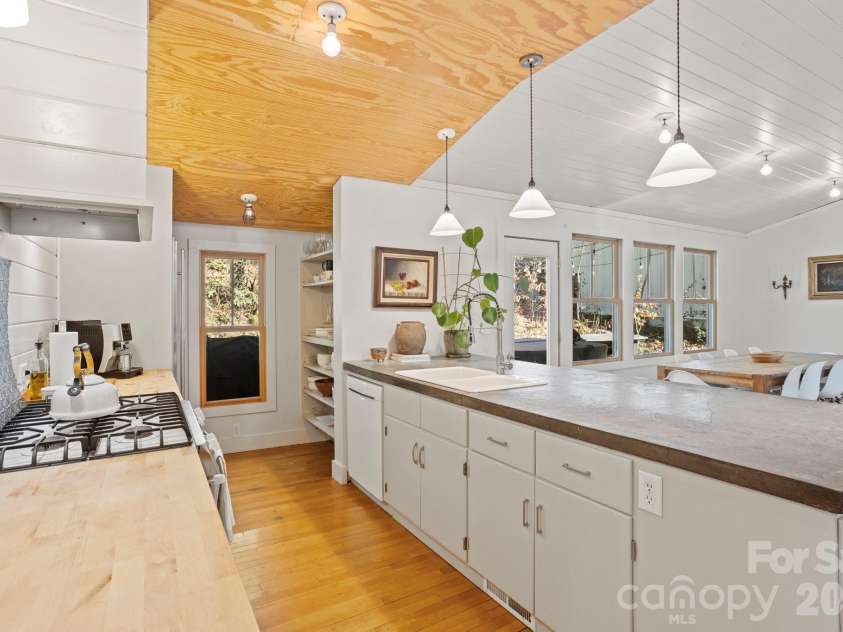 2525 Kanuga Road, Hendersonville, NC 28739.  MLS# CAR4347541, YatesRealty ID 2459. 