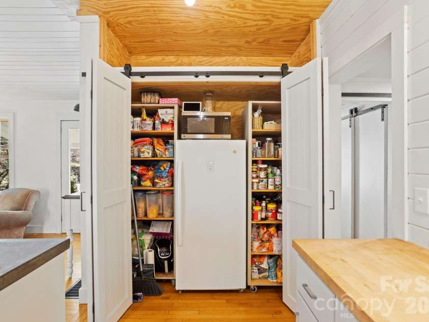 2525 Kanuga Road, Hendersonville, NC 28739.  MLS# CAR4347541, YatesRealty ID 2459. 