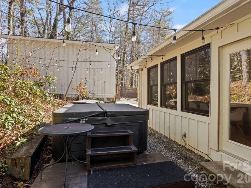 2525 Kanuga Road, Hendersonville, NC 28739.  MLS# CAR4347541, YatesRealty ID 2459. 