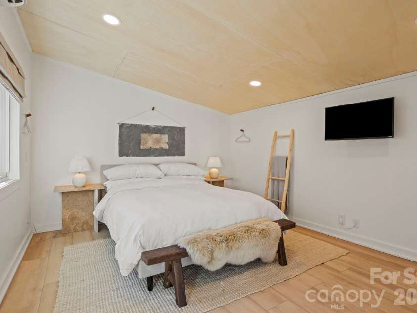2525 Kanuga Road, Hendersonville, NC 28739.  MLS# CAR4347541, YatesRealty ID 2459. 