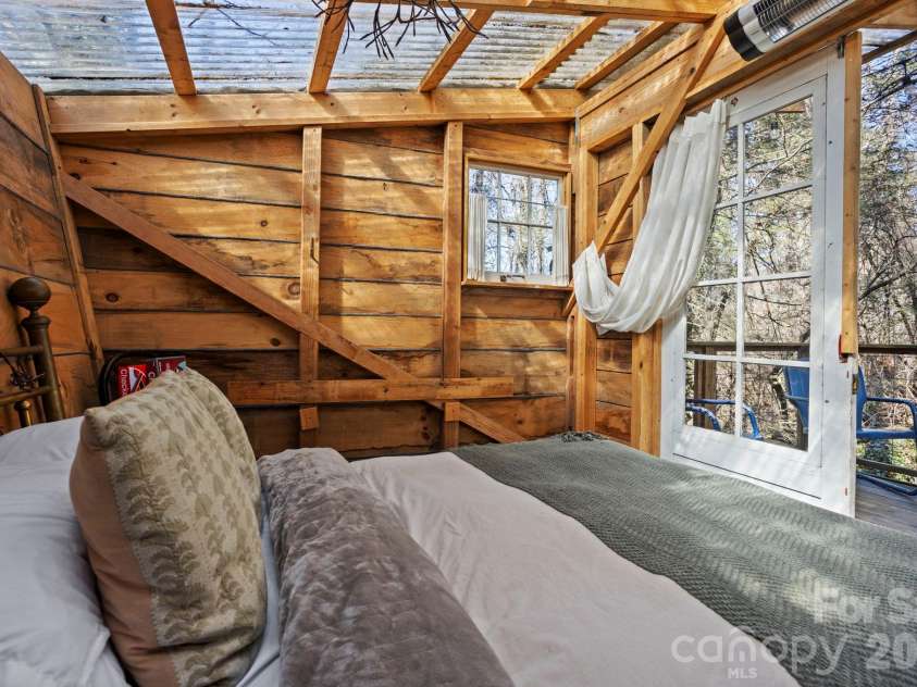 2525 Kanuga Road, Hendersonville, NC 28739.  MLS# CAR4347541, YatesRealty ID 2459. 
