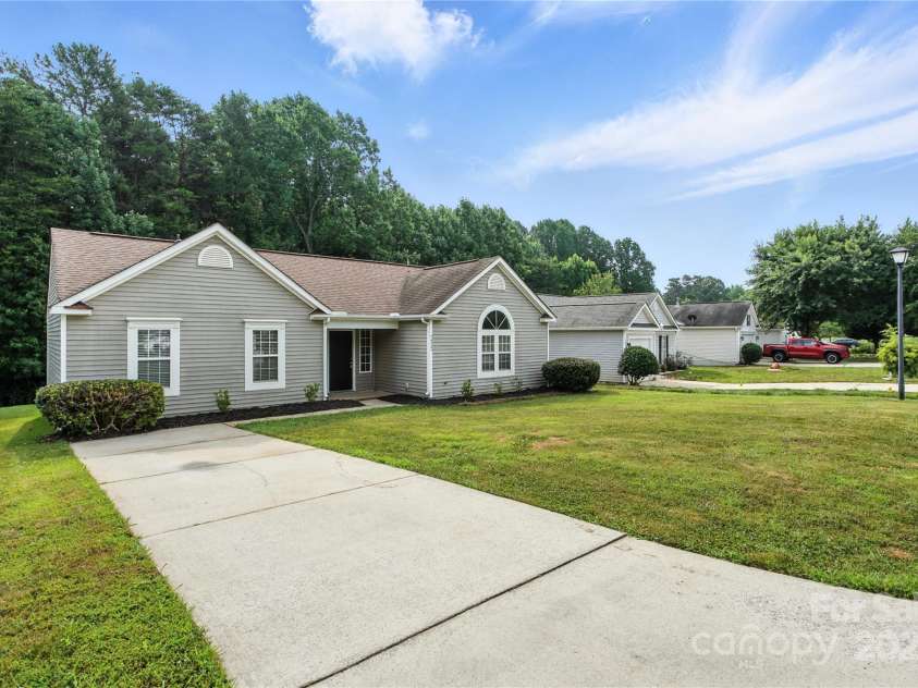 7922 Travers Run Drive, Charlotte, NC 28215.  MLS# CAR4267206, YatesRealty ID 24591. 