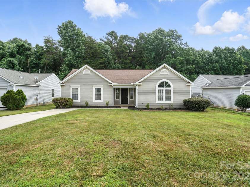 7922 Travers Run Drive, Charlotte, NC 28215.  MLS# CAR4267206, YatesRealty ID 24591. 
