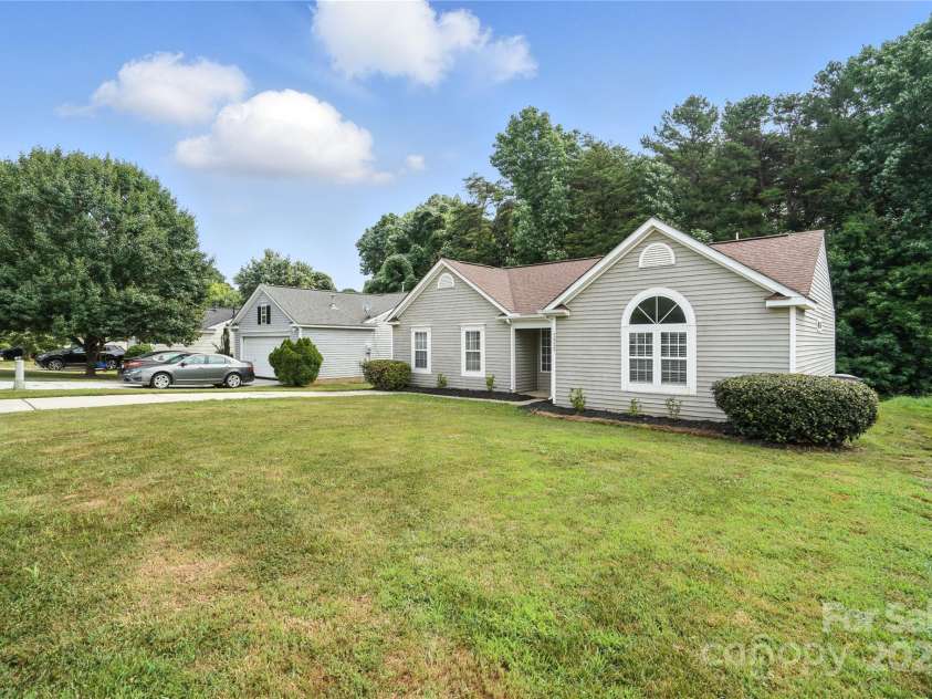 7922 Travers Run Drive, Charlotte, NC 28215.  MLS# CAR4267206, YatesRealty ID 24591. 