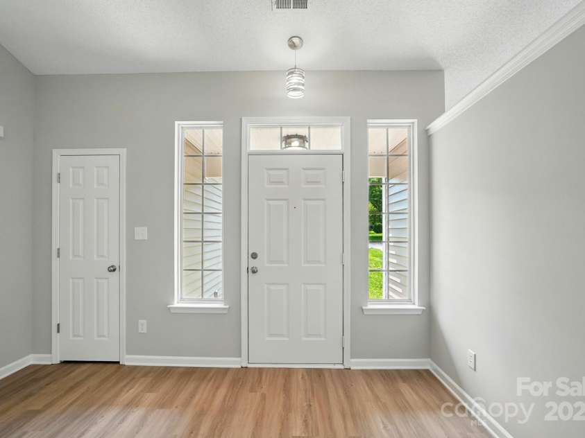 7922 Travers Run Drive, Charlotte, NC 28215.  MLS# CAR4267206, YatesRealty ID 24591. 