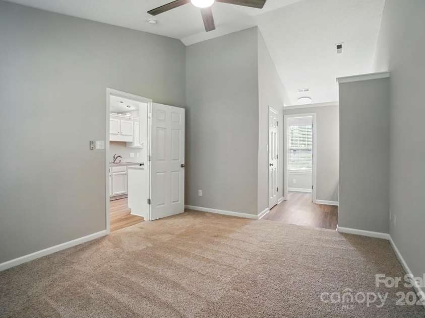 7922 Travers Run Drive, Charlotte, NC 28215.  MLS# CAR4267206, YatesRealty ID 24591. 