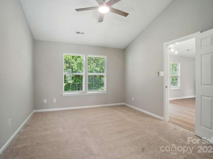 7922 Travers Run Drive, Charlotte, NC 28215.  MLS# CAR4267206, YatesRealty ID 24591. 