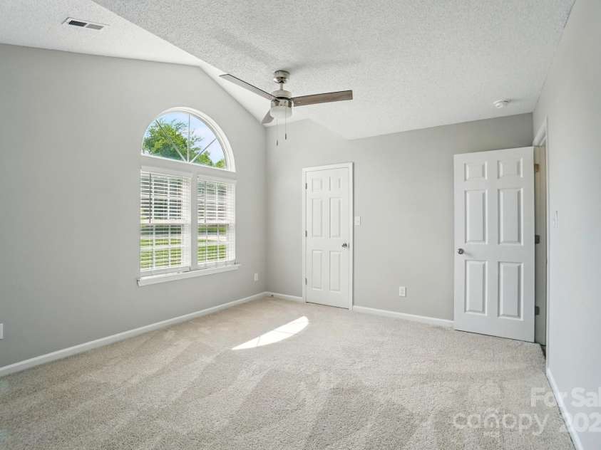 7922 Travers Run Drive, Charlotte, NC 28215.  MLS# CAR4267206, YatesRealty ID 24591. 