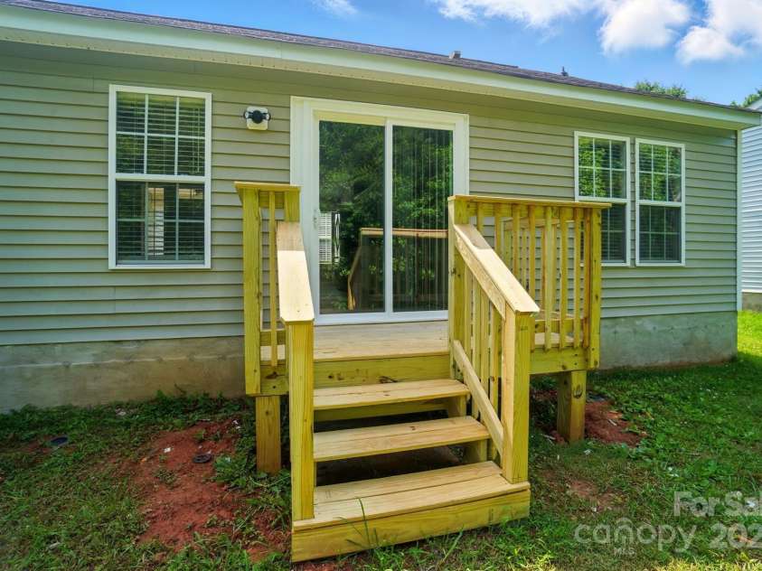 7922 Travers Run Drive, Charlotte, NC 28215.  MLS# CAR4267206, YatesRealty ID 24591. 