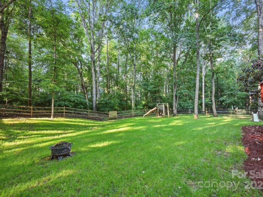 8805 Deerland Court, Huntersville, NC 28078.  MLS# CAR4268981, YatesRealty ID 24592. 