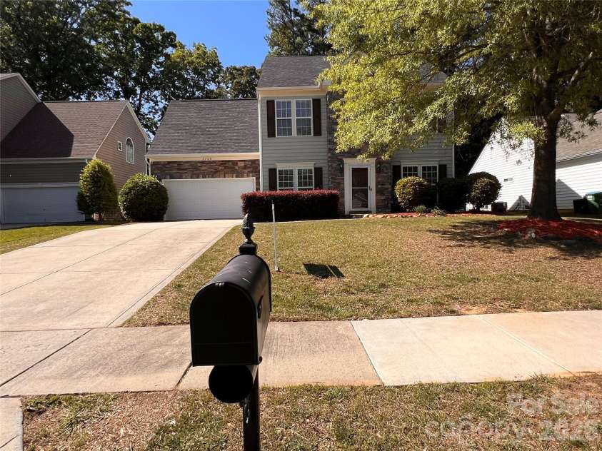 7709 Greylock Ridge Road, Matthews, NC 28105.  MLS# CAR4374056, YatesRealty ID 24593. Frontside of housse
