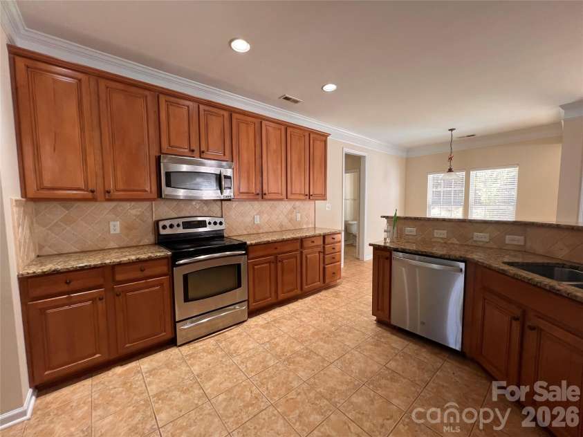 7709 Greylock Ridge Road, Matthews, NC 28105.  MLS# CAR4374056, YatesRealty ID 24593. Kitchen