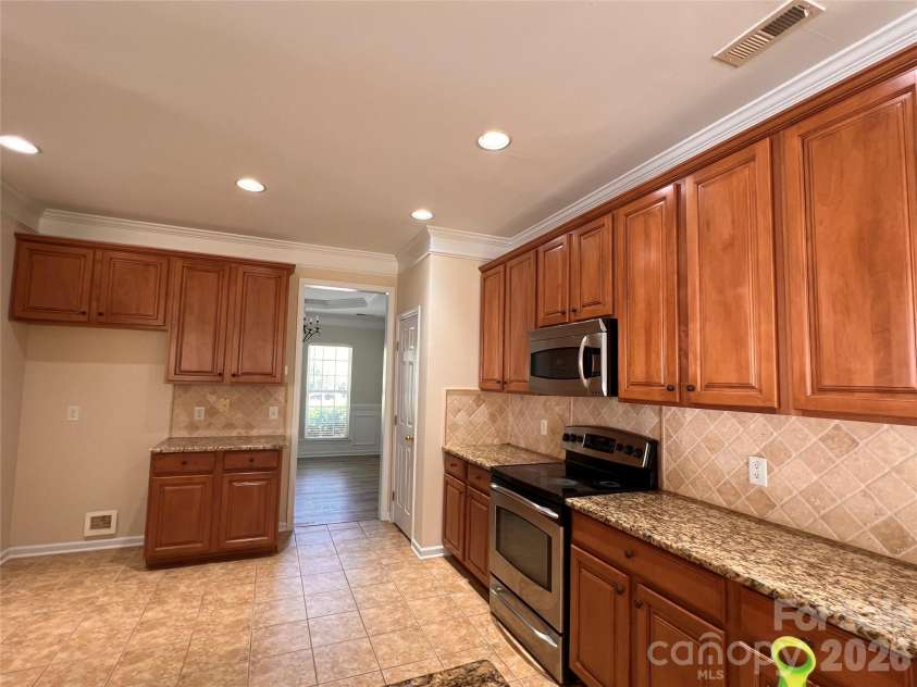 7709 Greylock Ridge Road, Matthews, NC 28105.  MLS# CAR4374056, YatesRealty ID 24593. Kitchen