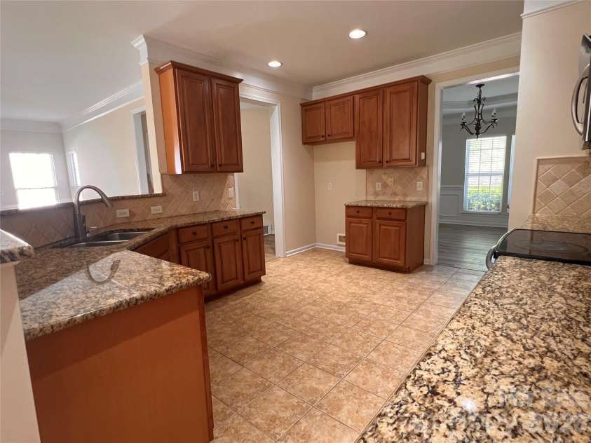 7709 Greylock Ridge Road, Matthews, NC 28105.  MLS# CAR4374056, YatesRealty ID 24593. Kitchen