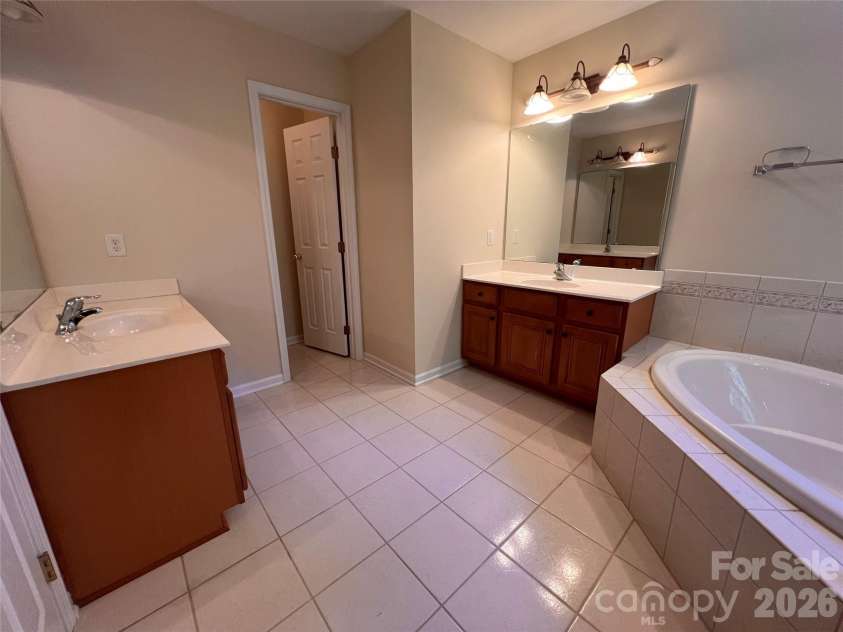 7709 Greylock Ridge Road, Matthews, NC 28105.  MLS# CAR4374056, YatesRealty ID 24593. Master Bathroom