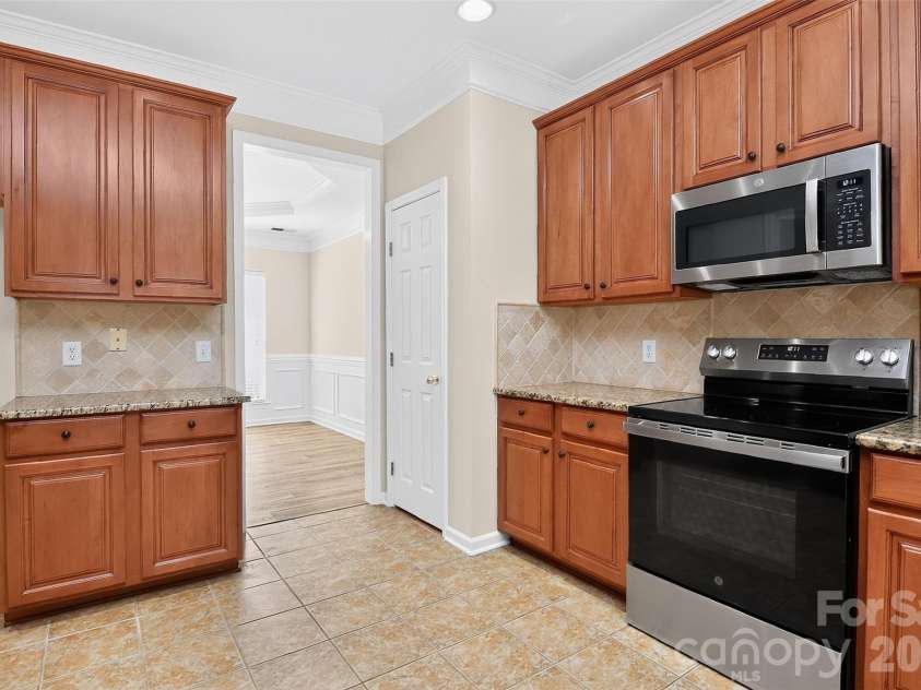 7709 Greylock Ridge Road, Matthews, NC 28105.  MLS# CAR4425798, YatesRealty ID 24593. Kitchen