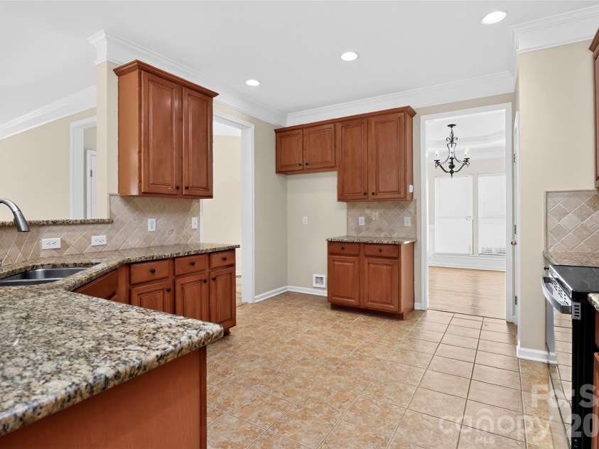 7709 Greylock Ridge Road, Matthews, NC 28105.  MLS# CAR4425798, YatesRealty ID 24593. Kitchen