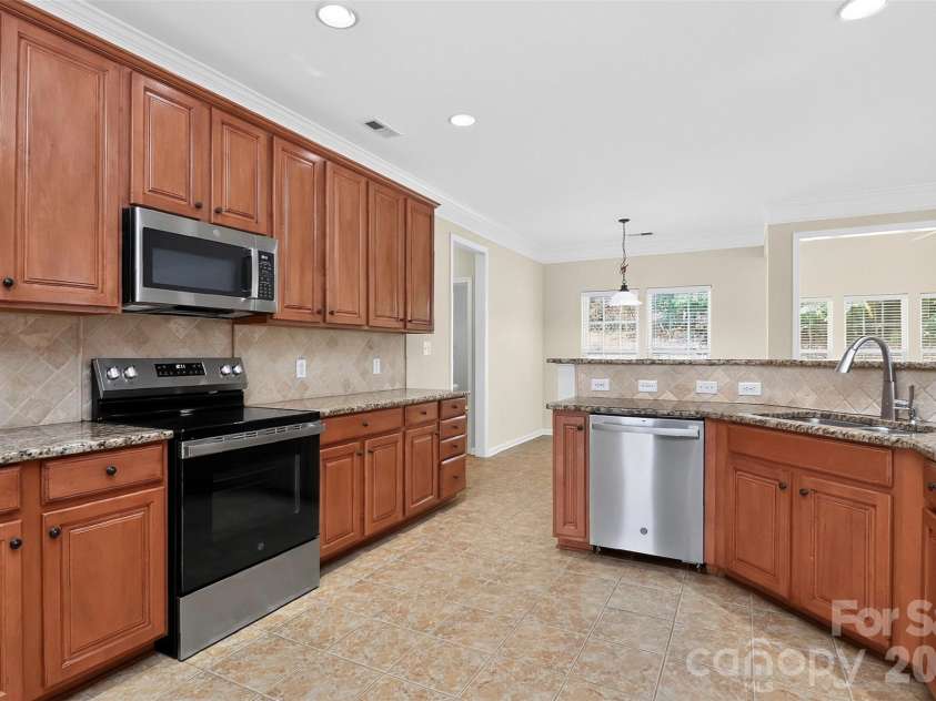 7709 Greylock Ridge Road, Matthews, NC 28105.  MLS# CAR4425798, YatesRealty ID 24593. Kitchen