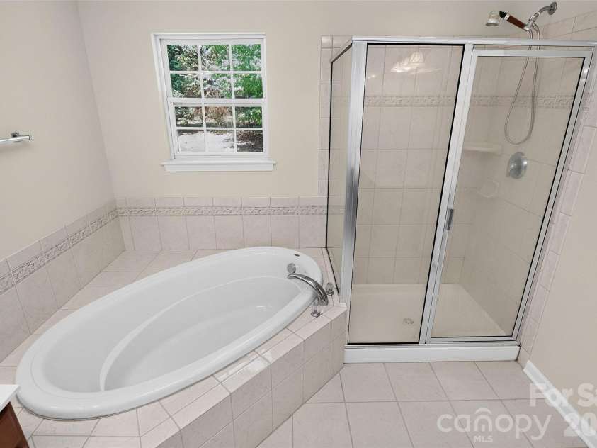 7709 Greylock Ridge Road, Matthews, NC 28105.  MLS# CAR4425798, YatesRealty ID 24593. Master Bathroom