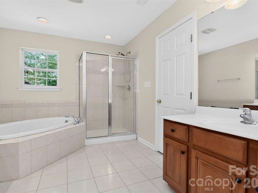 7709 Greylock Ridge Road, Matthews, NC 28105.  MLS# CAR4425798, YatesRealty ID 24593. Master Bathroom