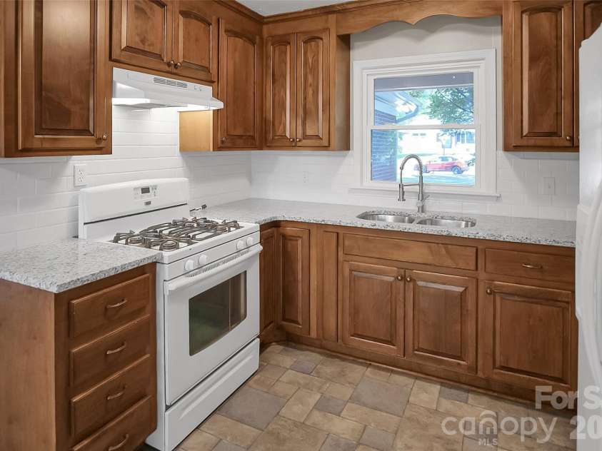1815 Taylor Drive, Gastonia, NC 28052.  MLS# CAR4382507, YatesRealty ID 24594. 