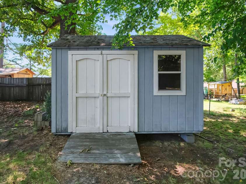 1815 Taylor Drive, Gastonia, NC 28052.  MLS# CAR4382507, YatesRealty ID 24594. 