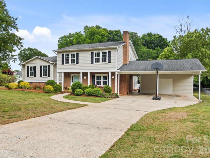 2417 Rosemond Circle, Gastonia, NC 28056.  MLS# CAR4382903, YatesRealty ID 24596. 
