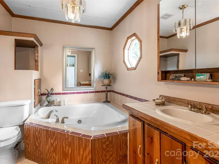 75 Cisco Road, Asheville, NC 28805.  MLS# CAR4269545, YatesRealty ID 24596. Soaking Tub 