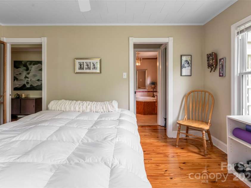 75 Cisco Road, Asheville, NC 28805.  MLS# CAR4277193, YatesRealty ID 24596. Suite with Private Full Bath