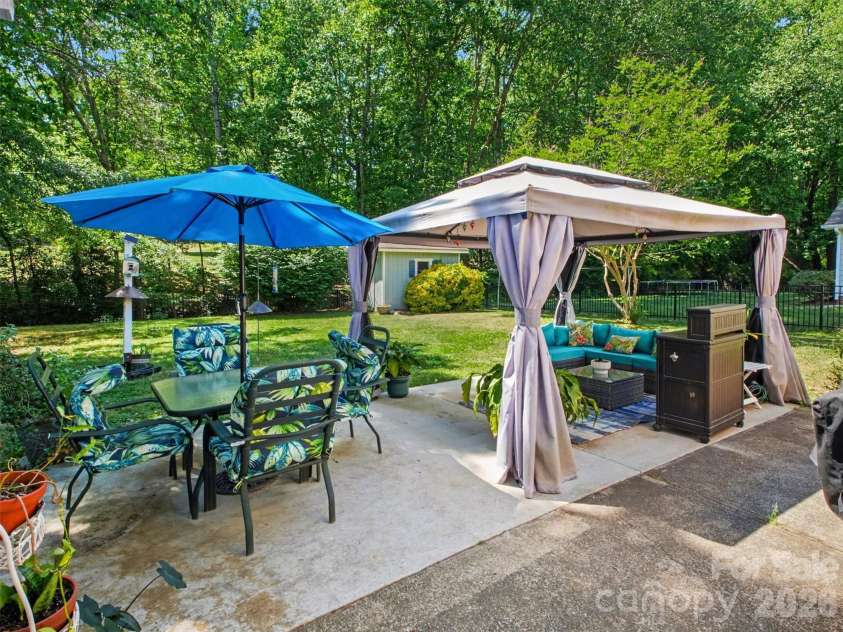 13333 Kintyre Court, Matthews, NC 28105.  MLS# CAR4372292, YatesRealty ID 24597. Great for entertaining