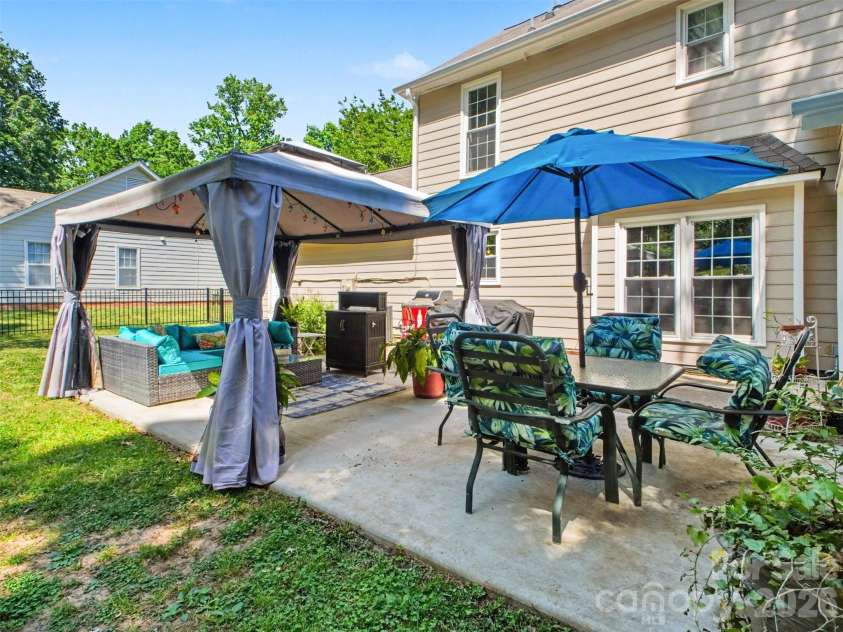 13333 Kintyre Court, Matthews, NC 28105.  MLS# CAR4372292, YatesRealty ID 24597. Lush backyard 