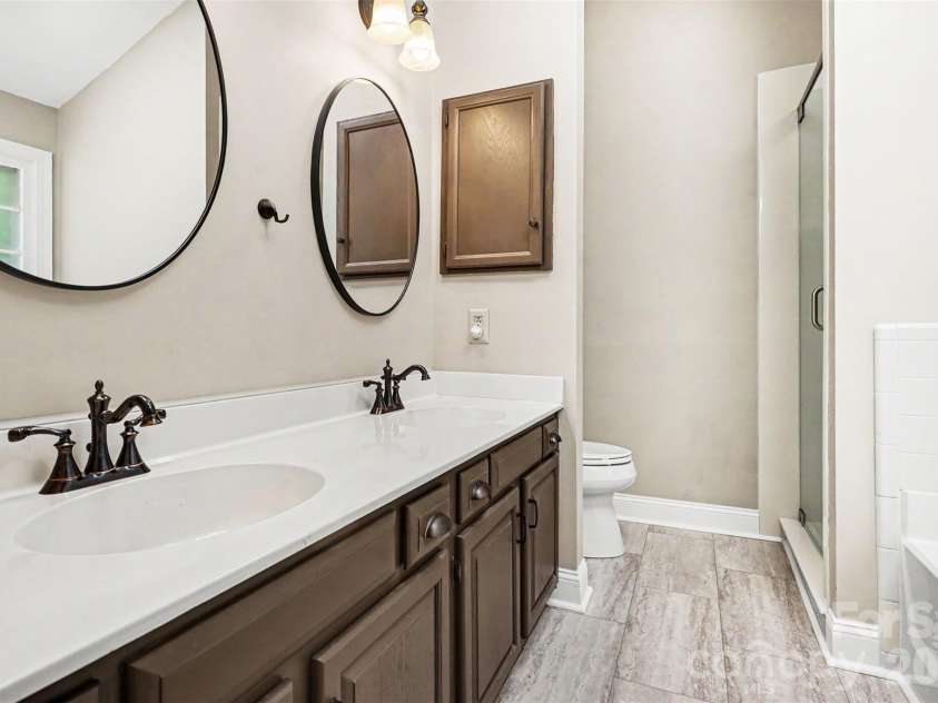 13333 Kintyre Court, Matthews, NC 28105.  MLS# CAR4372292, YatesRealty ID 24597. Primary Bath