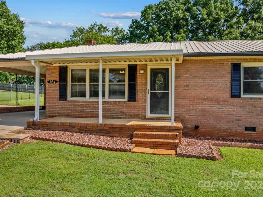 124 Island Park Lane, Statesville, NC 28625.  MLS# CAR4269104, YatesRealty ID 24598. 