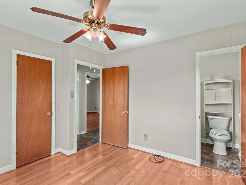 124 Island Park Lane, Statesville, NC 28625.  MLS# CAR4269104, YatesRealty ID 24598. 