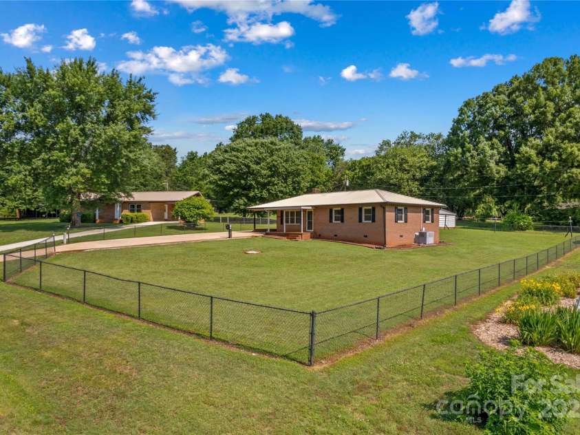 124 Island Park Lane, Statesville, NC 28625.  MLS# CAR4269104, YatesRealty ID 24598. 